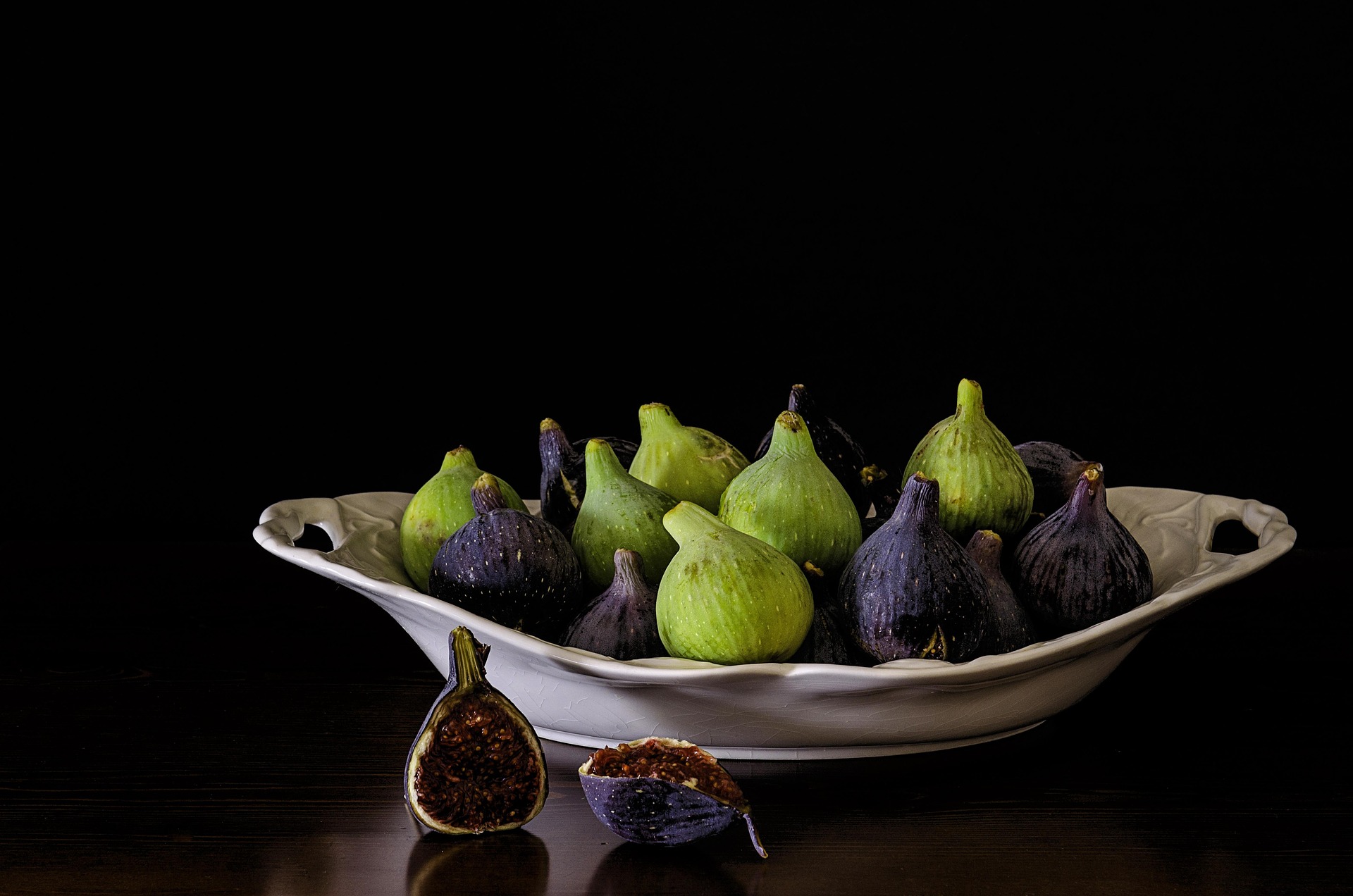 Bowl of fresh Malaga figs